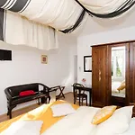 Garden Bed and breakfast 3*
