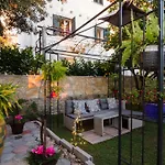 Garden Bed and breakfast 3*