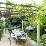 Garden krevet i doručak