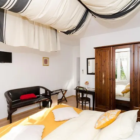Garden Oda ve Kahvaltı 3*