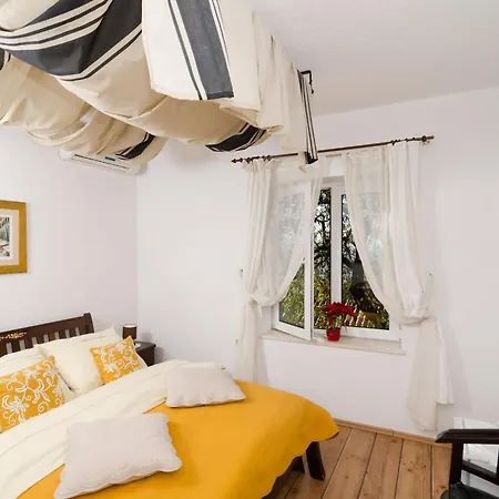 Garden Oda ve Kahvaltı 3*